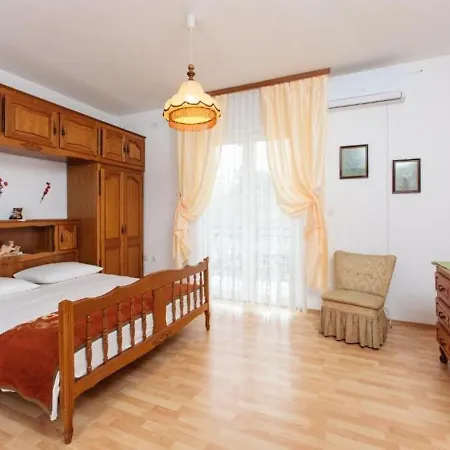 Apartment Knez 1 *