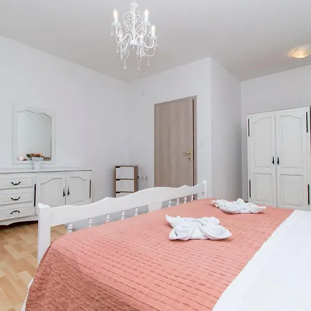 Knez 1 * Podstrana